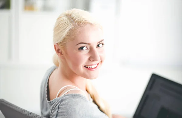 Büroarbeitsplatz mit Laptop und Smartphone auf Holztisch — Stockfoto