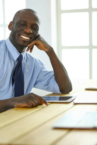 African american businessman on headset working on his laptop — Stock Photo, Image