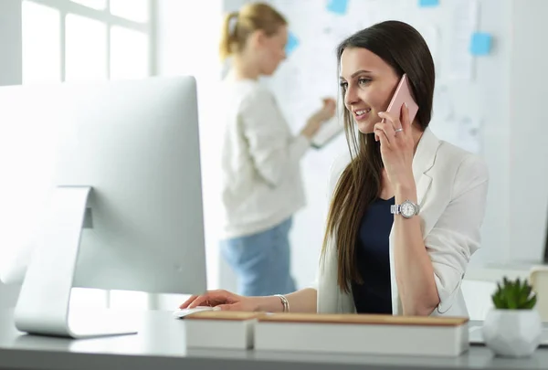 Donna d'affari attraente che lavora su computer portatile a ufficio. Uomini d'affari — Foto Stock