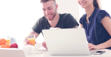 Çift evde mutfak içinde laptop ile onların fatura ödeme