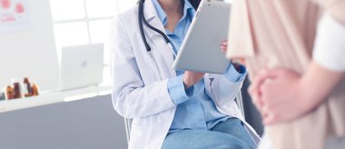 Doktor ve hasta masada otururken bir şey tartışıyorlar. İlaç ve sağlık hizmetleri kavramı