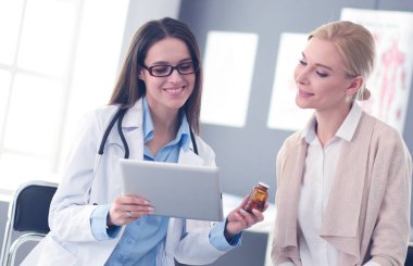 Doktor ve hasta masada otururken bir şey tartışıyorlar. İlaç ve sağlık hizmetleri kavramı