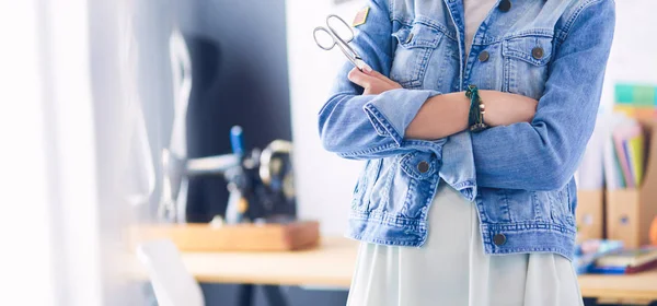 Mulher designer de moda trabalhando em seus projetos no estúdio — Fotografia de Stock