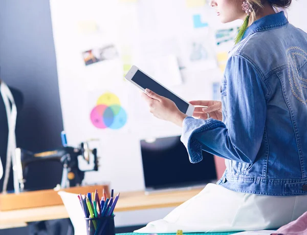 Módní návrhářka pracuje na svých návrzích ve studiu — Stock fotografie