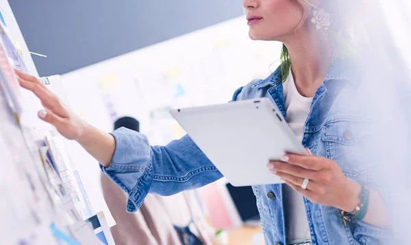 Diseñadora de moda mujer trabajando en sus diseños en el estudio —  Fotos de Stock