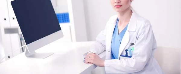 Médico e paciente discutindo algo enquanto se senta na mesa. Conceito de medicina e cuidados de saúde. Médico e paciente — Fotografia de Stock