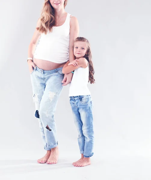 Pregmnant vrouwen en blij meisje. — Stockfoto