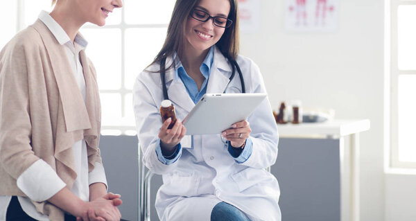 Доктор и пациент обсуждают кое-что, сидя за столом. Концепция медицины и здравоохранения