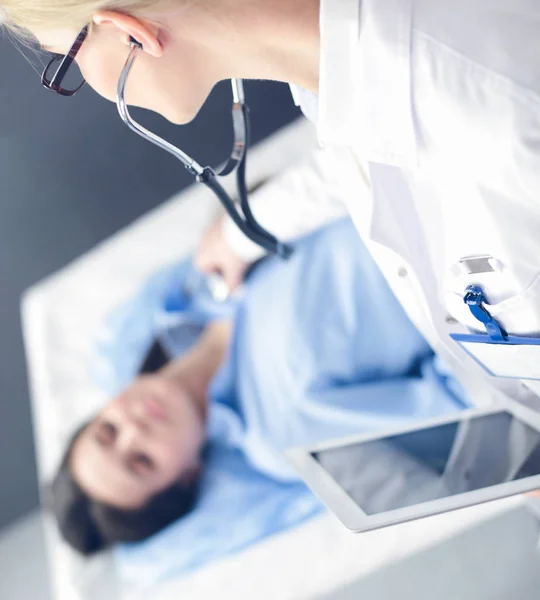 Doctor y paciente discutiendo algo mientras están sentados en la mesa. Concepto de medicina y salud — Foto de Stock