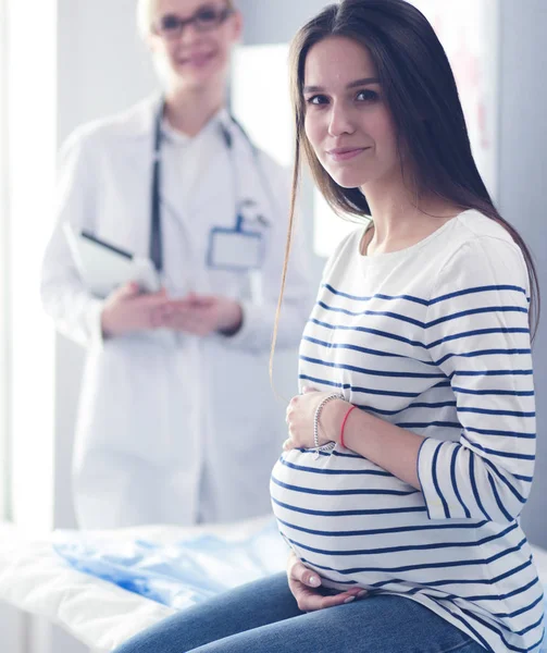 Schöne lächelnde Schwangere mit dem Arzt im Krankenhaus — Stockfoto