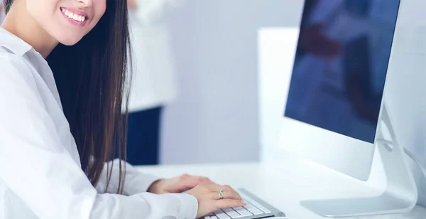 Attraktive Geschäftsfrau, die im Büro am Laptop arbeitet. Geschäftsleute — Stockfoto