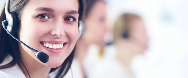 Mujer de negocios sonriente u operador de línea de ayuda con auriculares y computadora en la oficina — Foto de Stock