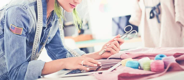 Diseñadora de moda mujer trabajando en sus diseños en el estudio —  Fotos de Stock