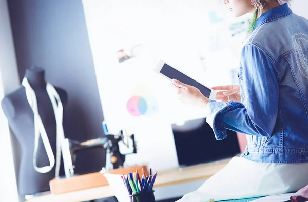 Modedesignerin arbeitet im Atelier an ihren Entwürfen — Stockfoto