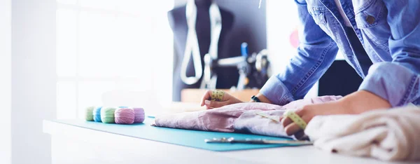 Mulher designer de moda trabalhando em seus projetos no estúdio — Fotografia de Stock