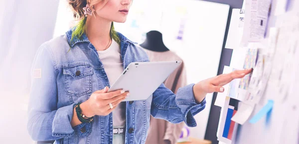 Diseñadora de moda mujer trabajando en sus diseños en el estudio —  Fotos de Stock