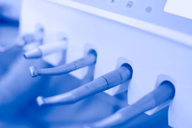 Diş hekimliği bürosunda farklı diş aletleri ve aletleri