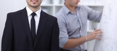 office toplantısında konuşurken mutlu iş adamları