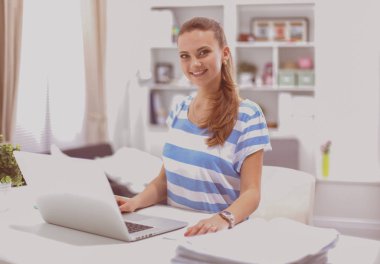 Ofis Masaları dizüstü bilgisayar kullanarak genç iş kadını