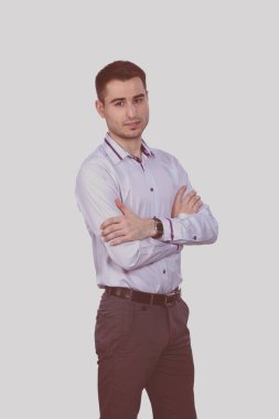 gülümseyen kollarını geçerken ve beyaz arka plan ayakta adam