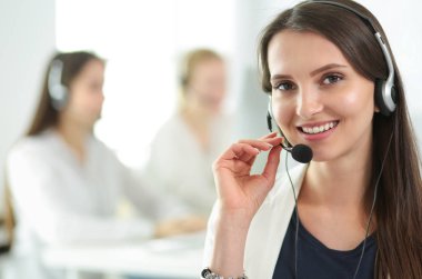 Ofiste dizüstü bilgisayarda çalışan çekici kadın. İş adamları