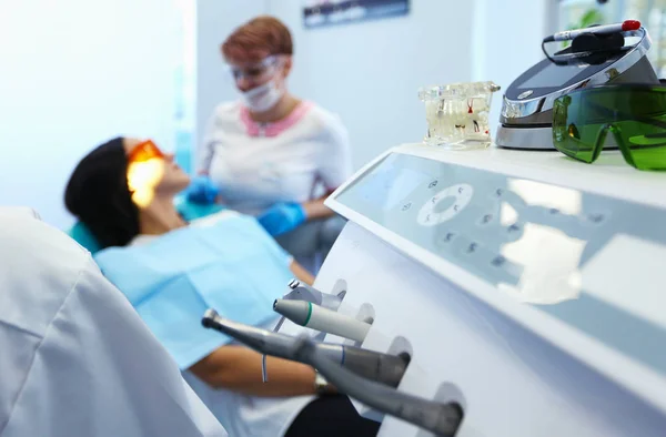 Vista de cerca en el conjunto de herramientas de dentista en el consultorio dental moderno — Foto de Stock