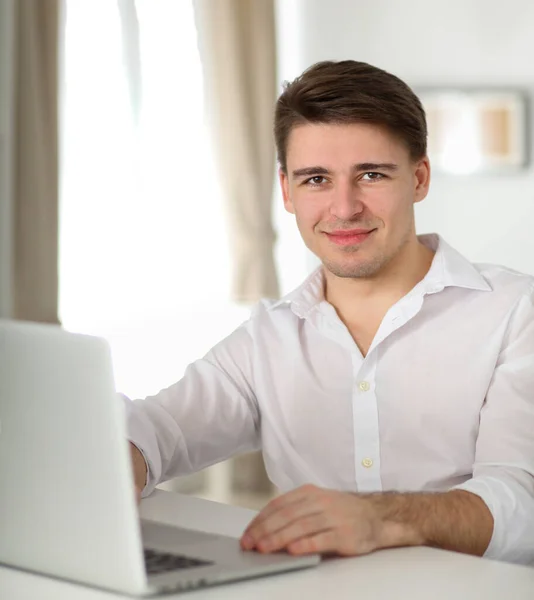 Portret van kantoormedewerker man zittend op Bureau met laptop computer — Stockfoto