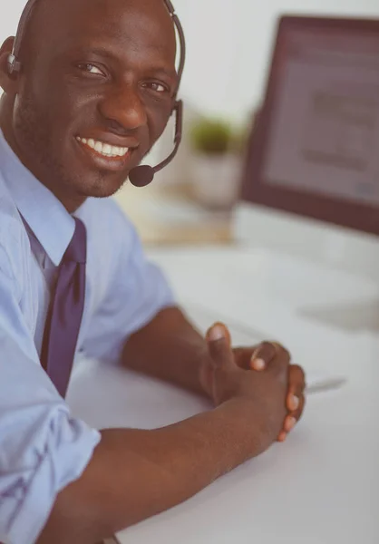 Homme d'affaires afro-américain sur casque de travail sur son ordinateur portable — Photo