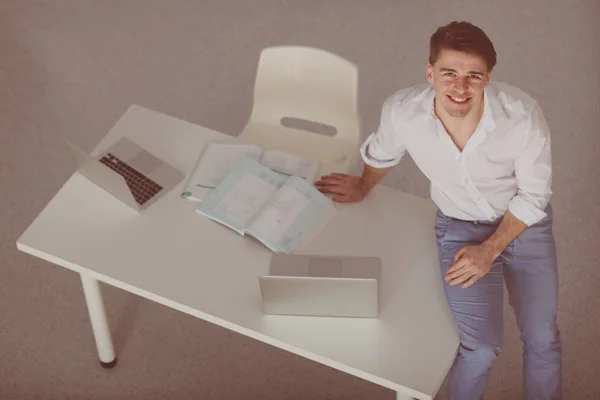 Портрет офисного работника, сидящего за рабочим столом с помощью ноутбука — стоковое фото