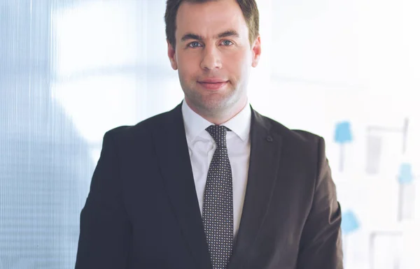 Portrait of a confident mature businessman standing outside. — Stock Photo, Image