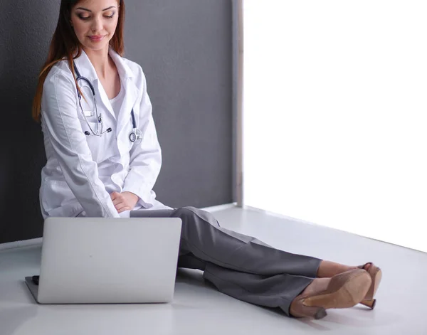 病院のロビーでタブレットコンピュータを使用している女性医師 — ストック写真