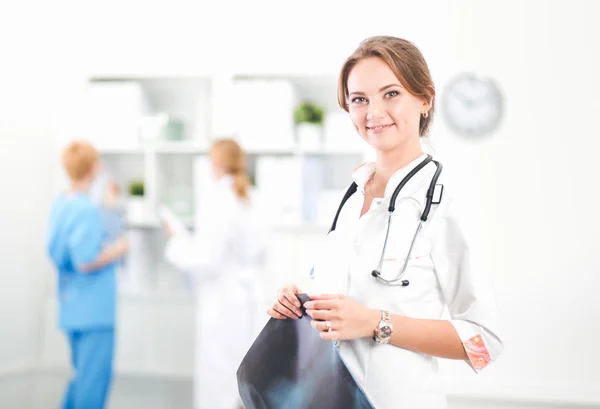 Retrato de una doctora mirando una radiografía de tórax — Foto de Stock