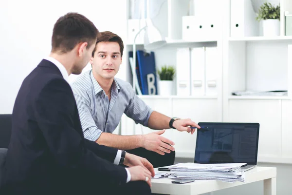 Empresários trabalhando juntos na mesa, fundo branco — Fotografia de Stock