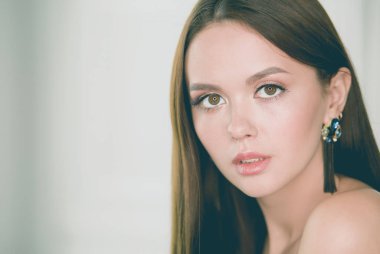 Profesyonel makyaj güzel genç kadın