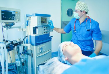 Ameliyathanede çalışan bir cerrah.