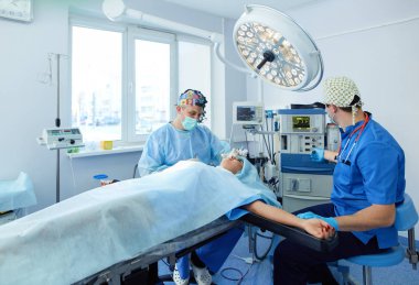 Ameliyathanede çalışan bir cerrah.