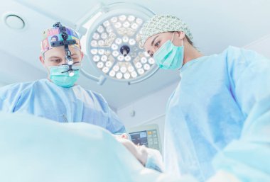 Ameliyathanede çalışan bir cerrah.