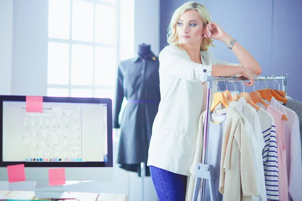 Fashion designer vrouw werkt aan haar ontwerpen in de studio. — Stockfoto