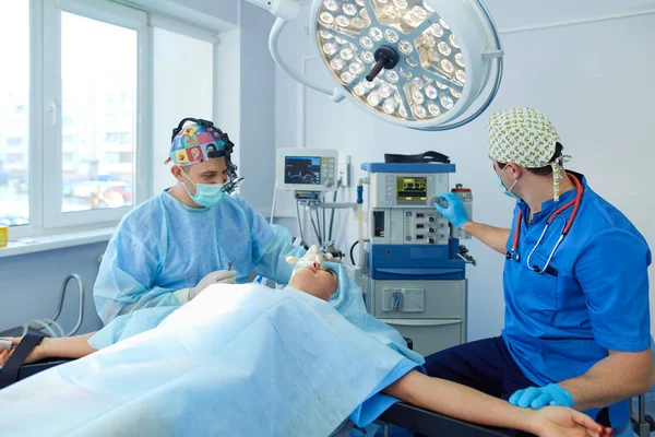 Ameliyathanede çalışan bir cerrah.