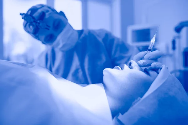 Man surgeon at work in operating room — Stock Photo, Image