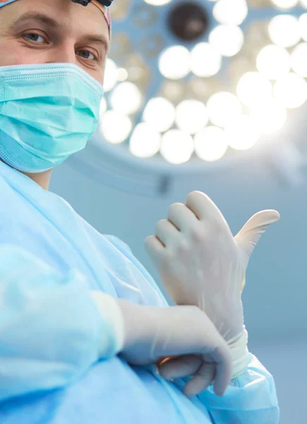 手術室を背景に男性外科医 — ストック写真