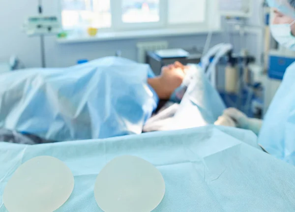 Homem cirurgião no trabalho na sala de cirurgia — Fotografia de Stock