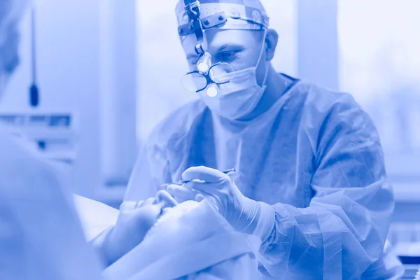 Homem cirurgião no trabalho na sala de cirurgia — Fotografia de Stock