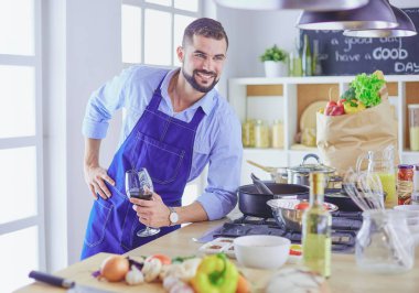 Adam ev mutfağında lezzetli ve sağlıklı yemekler hazırlıyor.