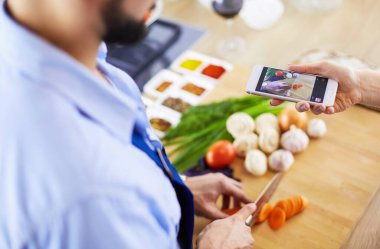 Adam ev mutfağında lezzetli ve sağlıklı yemekler hazırlıyor.