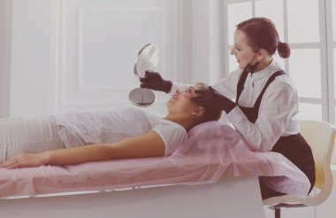 Mikroplu kaşlar güzellik salonunda akıyor..