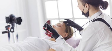 Mikroplu kaşlar güzellik salonunda akıyor..