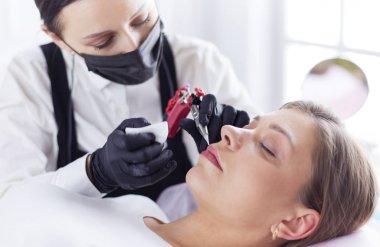 Kalıcı Kalıcı Kaşlara Makyaj Uygulayan Kozmetikçi