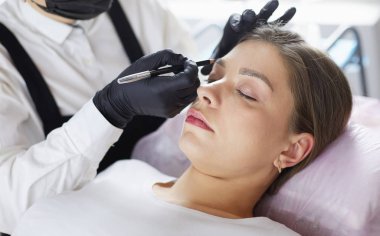 Kalıcı Kalıcı Kaşlara Makyaj Uygulayan Kozmetikçi