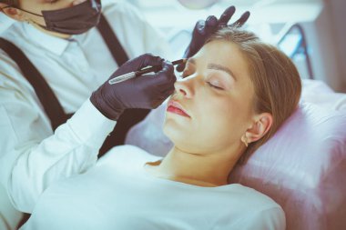 Kalıcı Kalıcı Kaşlara Makyaj Uygulayan Kozmetikçi